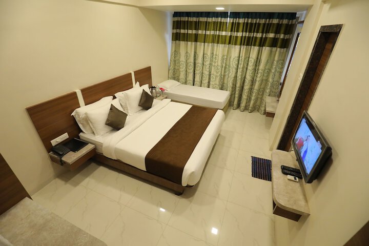 Room 6 of 18