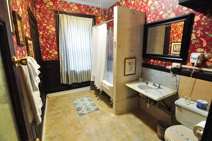 Room 9 of 9