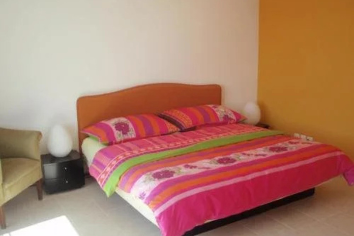 Room 4 of 8