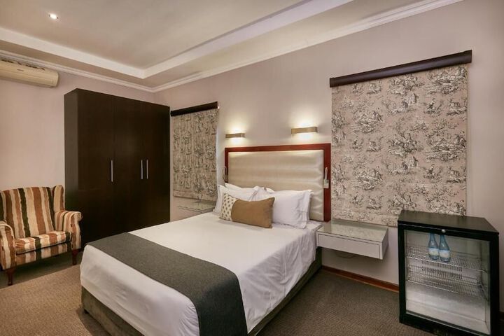 Room 7 of 33
