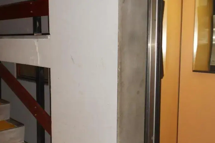 Room 6 of 12
