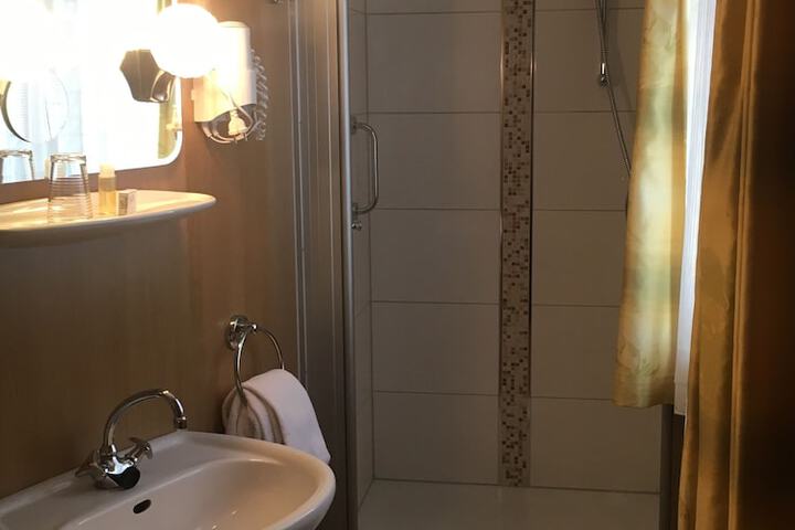 Room 11 of 27