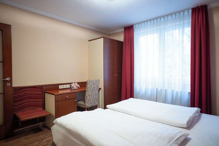 Room 32 of 153