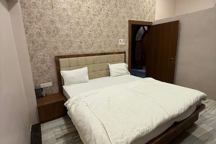 Room 11 of 14
