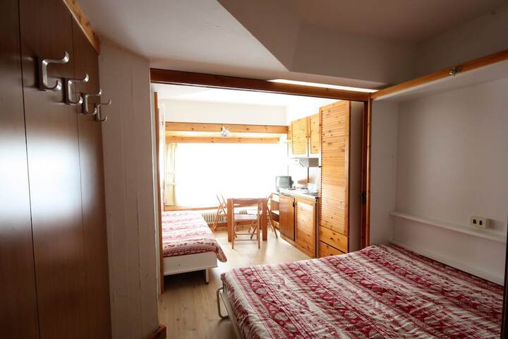 Room 2 of 61