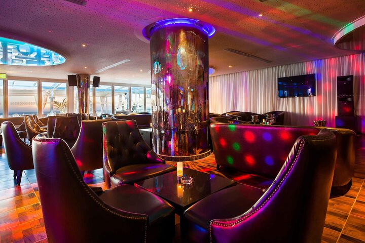 Lounge 163 of 184