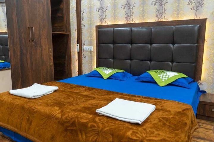 Room 2 of 6