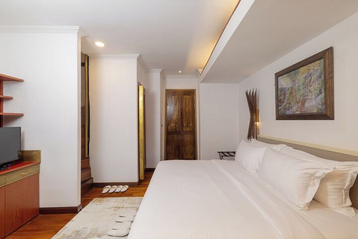 Room 10 of 32