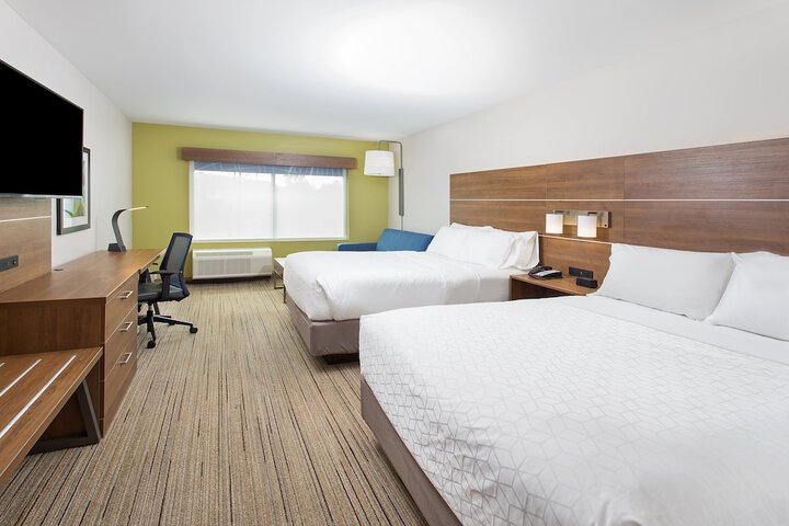 Standard King Bed Accessible (13 of 14)