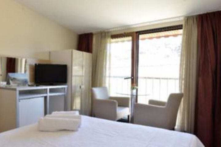 Room 21 of 34