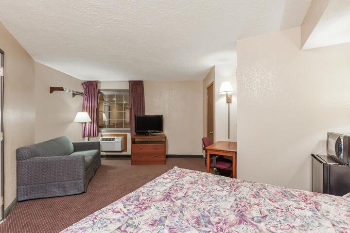 Modern Business Queen Suite Upper Level Stairs Only