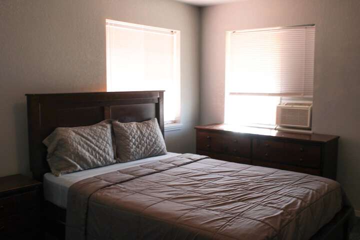 1 Queen Bed (11 of 24)