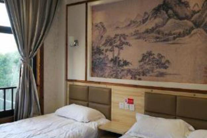 Room 10 of 12