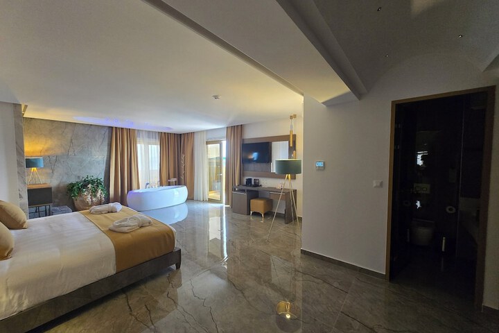 Room 12 of 38