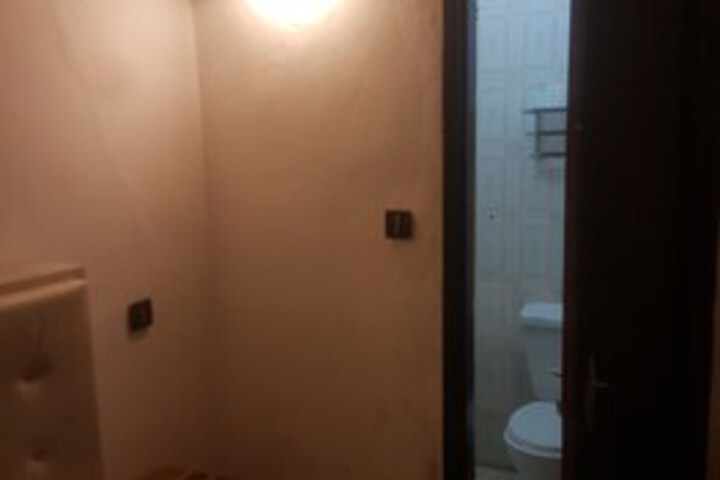Room 2 of 40