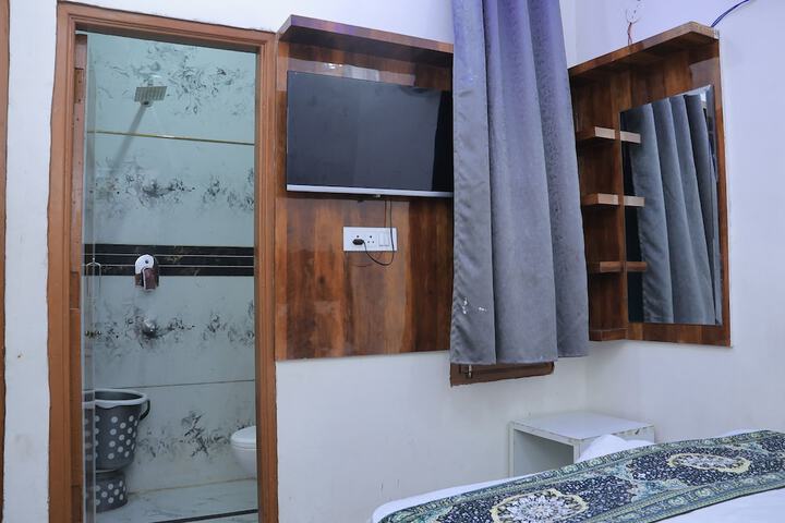 Room 13 of 30