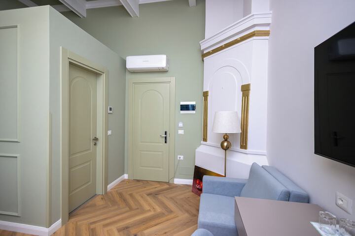 Room 17 of 33