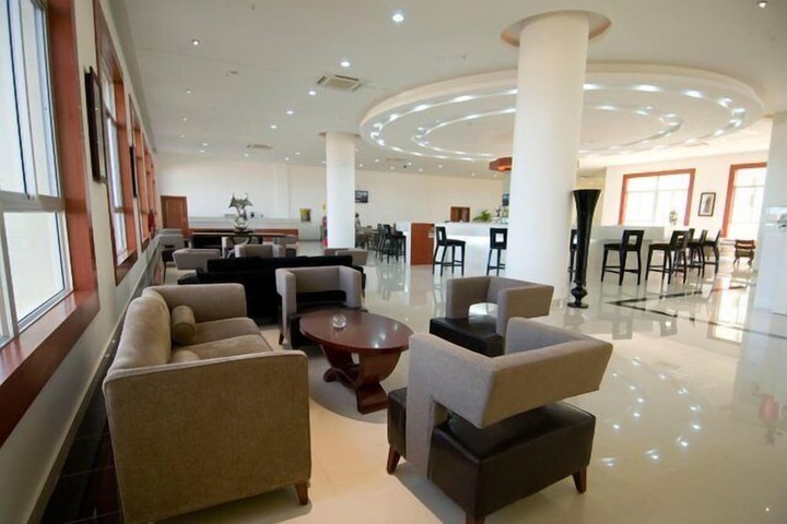Lounge 54 of 68