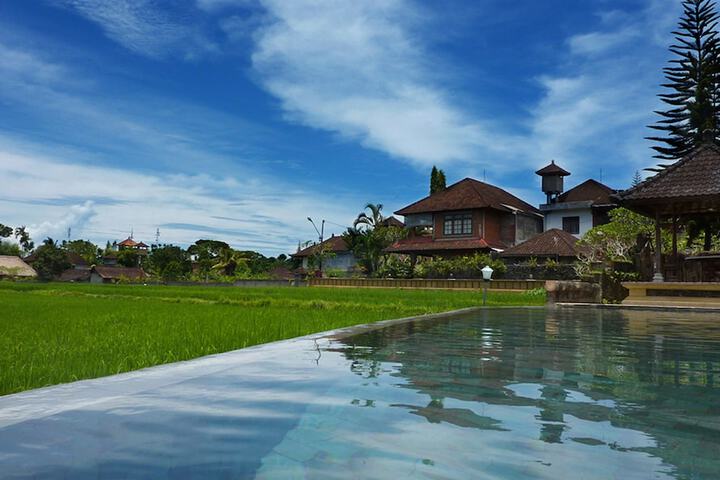 Hotel with Pool