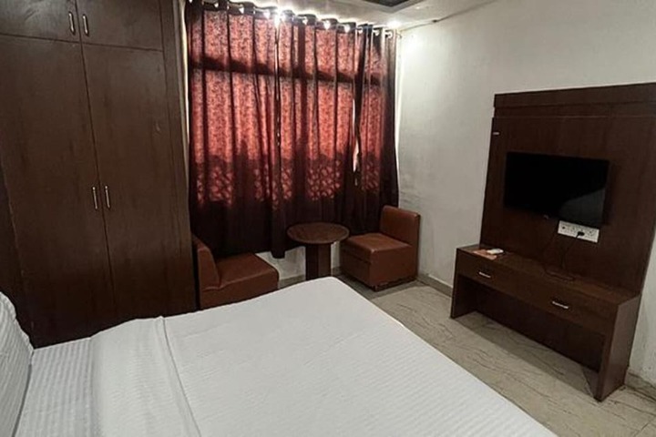 Room 5 of 13