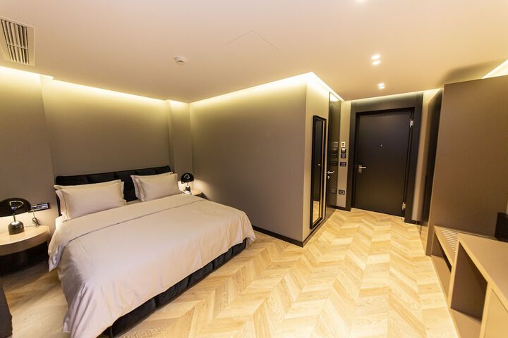 Room 8 of 77