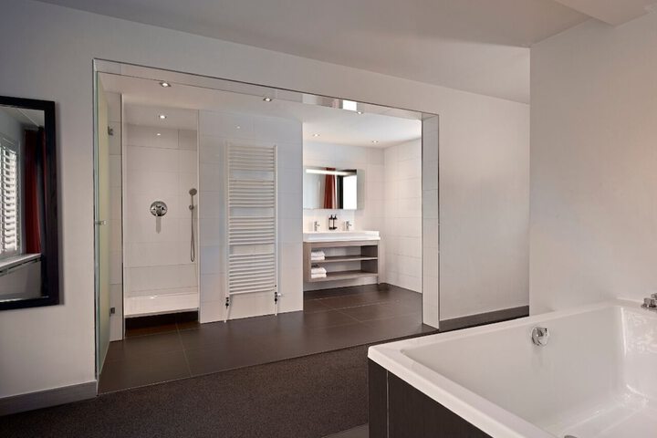 Room 32 of 41