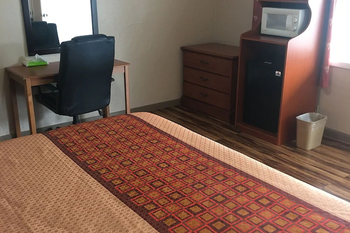 Room 4 of 8