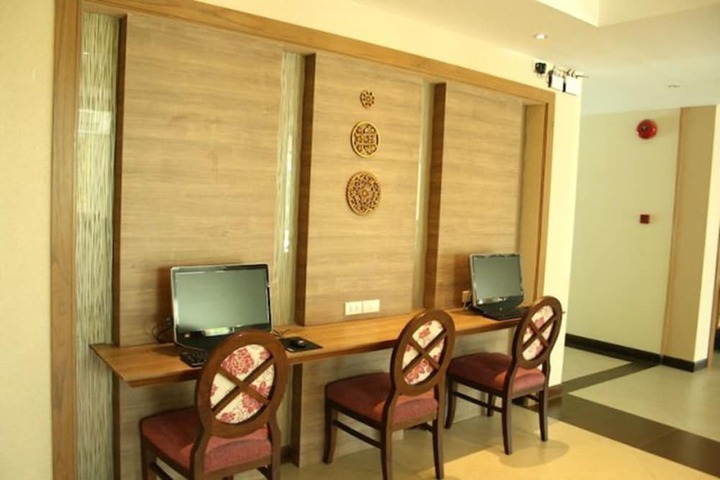 Business Center 33 of 39