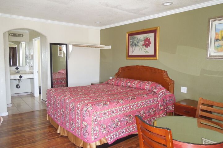 Standard | King Bed (4 of 9)