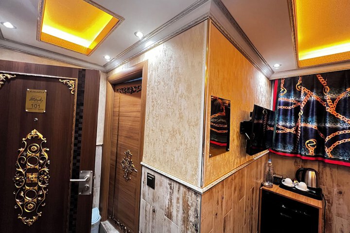 Room 27 of 170