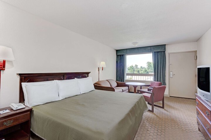 1 King Bed (1 of 11)