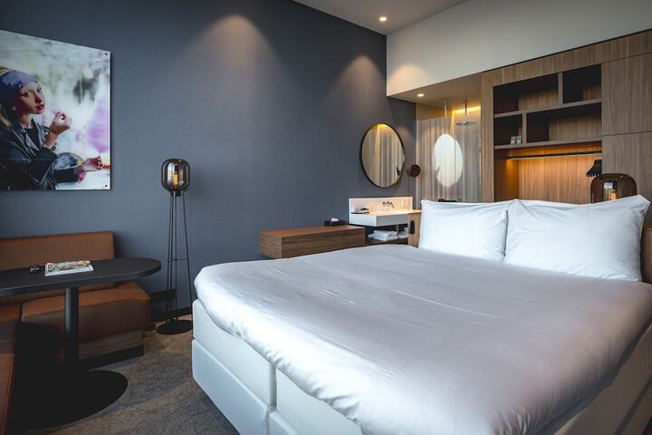 Room 18 of 77