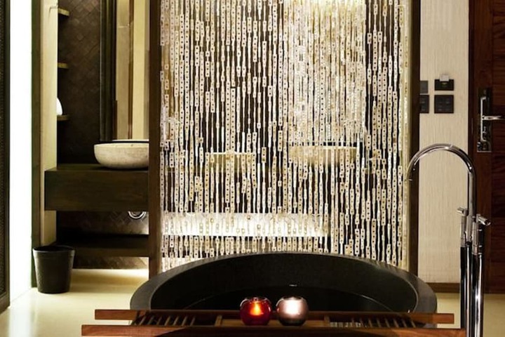 Deep soaking bathtub