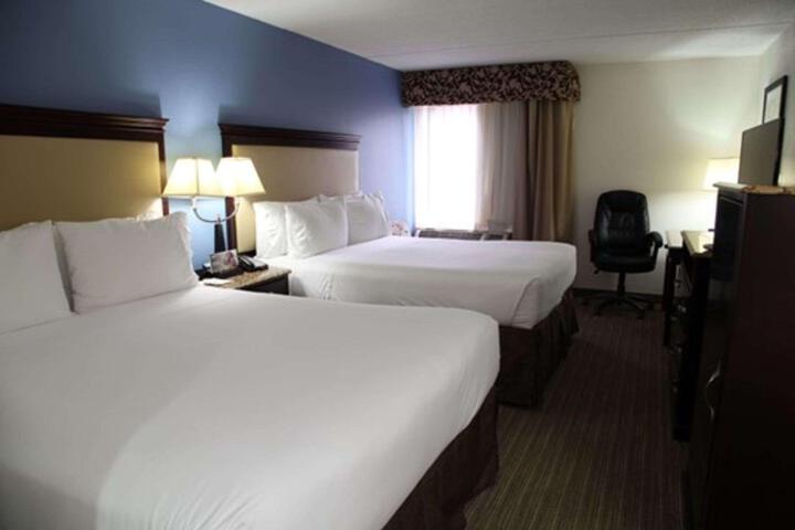 1 Queen Bed Accessible (2 of 10)