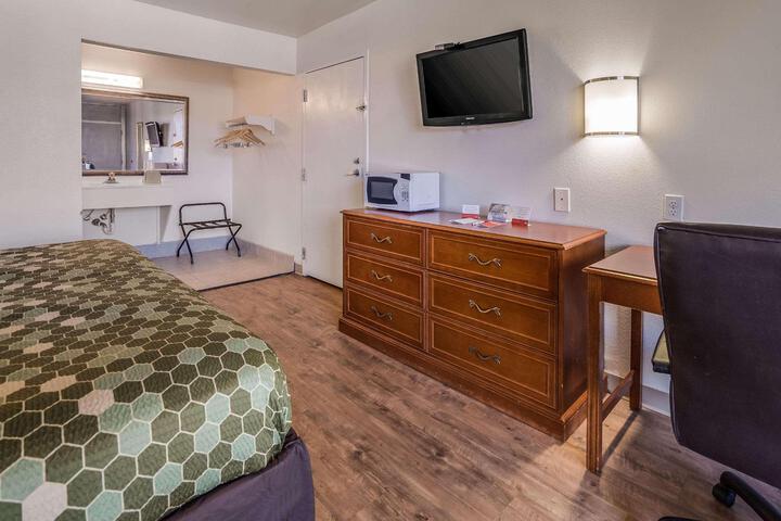 1 King Bed (3 of 8)