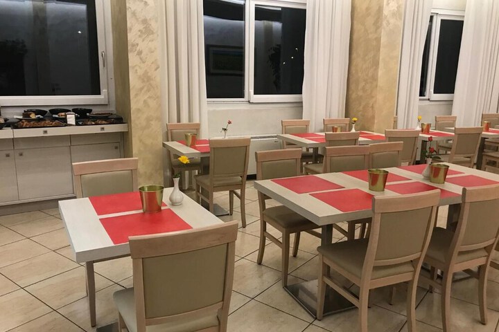 Dining 45 of 65