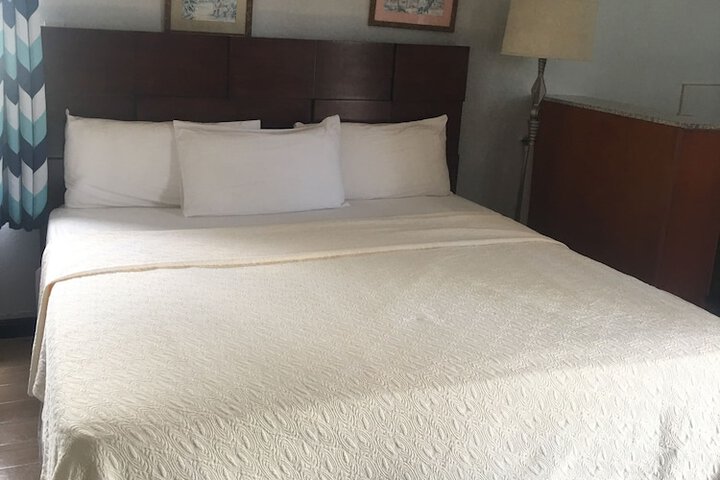 Room 8 of 93