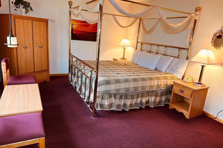 Classic King Bed (15 of 16)