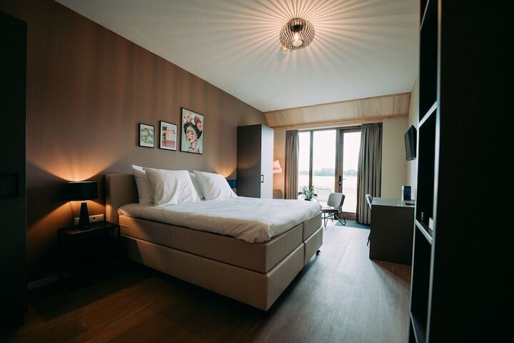 Room 2 of 33