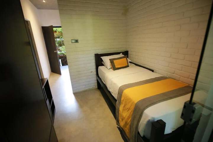 Room 12 of 33