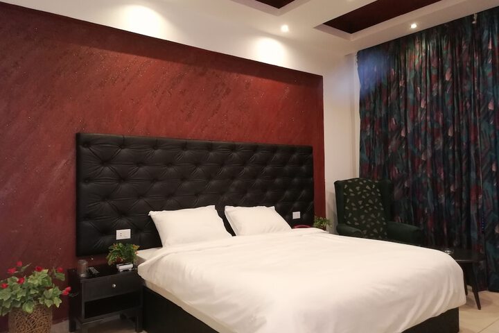 Room 4 of 6