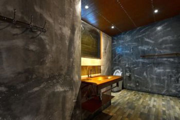 Room 4 of 13
