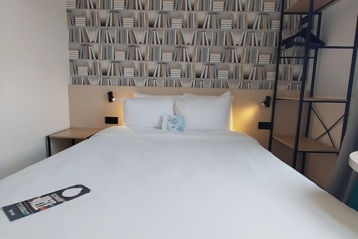 Room 33 of 75