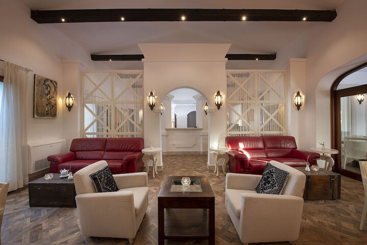 Lounge 52 of 59