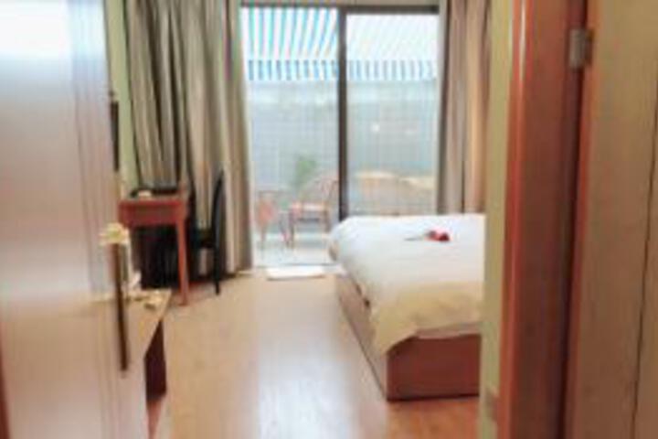 Room 15 of 16