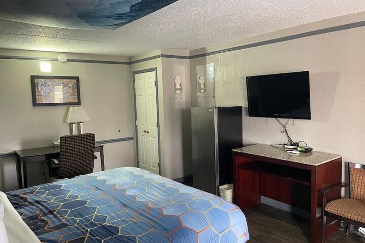 Room 6 of 10