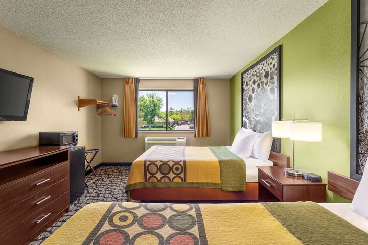 1 Queen Bed (8 of 16)