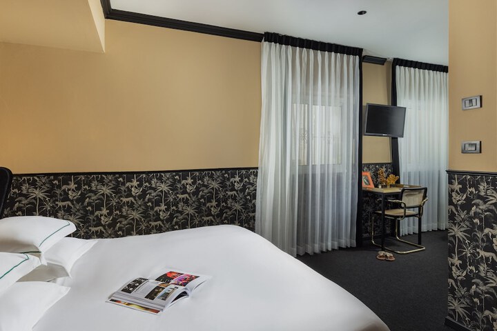 Room 17 of 34