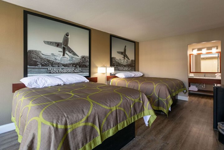 2 Queen Beds (1 of 3)