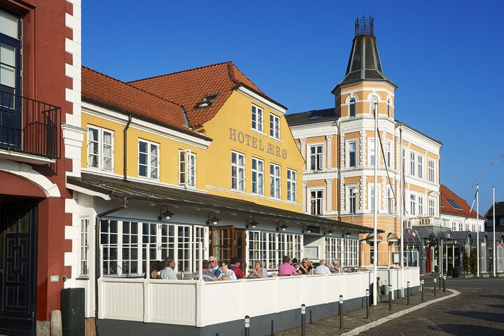 Hotel 2 of 214